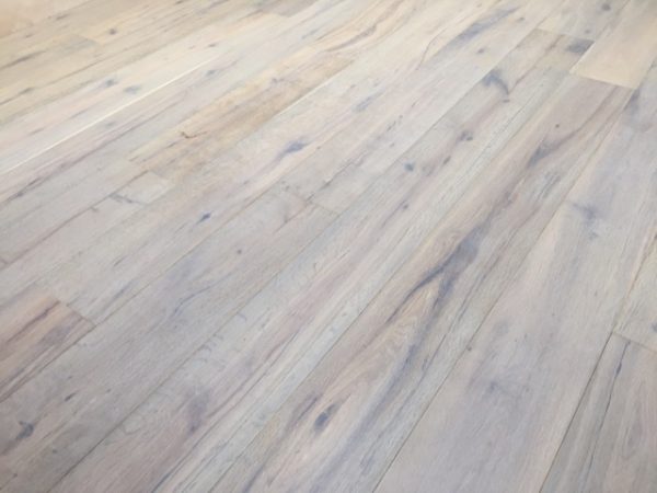 WWF-14499 Spec: 14/4 x 190mm x 1900mm Engineered 3-ply Finish: Smoked brushed and white oiled